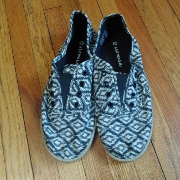 Airwalk Women's geometric print canvas Espadrille slip-on shoes 7 - Picture 1 of 4